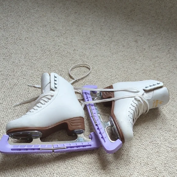 Jackson Women's White Ice Skates with Purple Guards - Picture 2 of 8